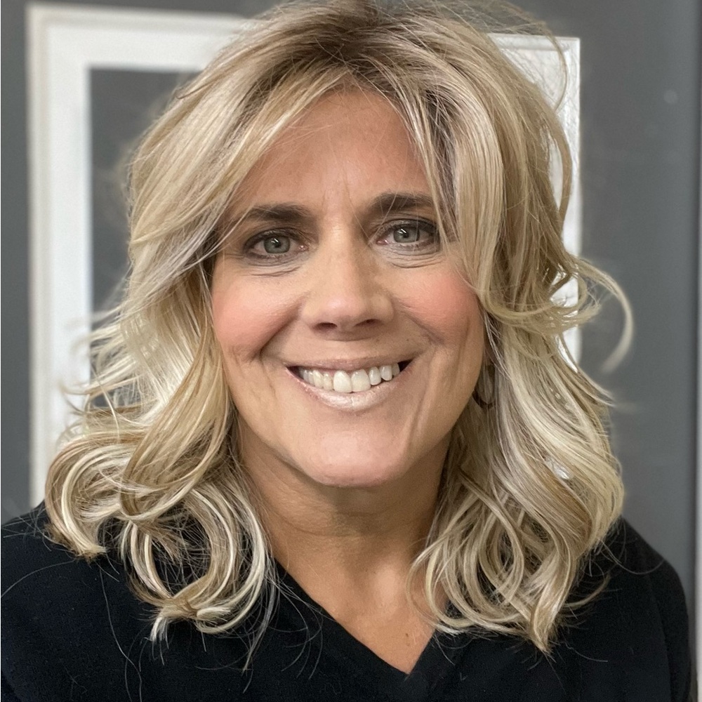 Blonde Layered Shoulder-Length Wig - Natural Beachy Waves
